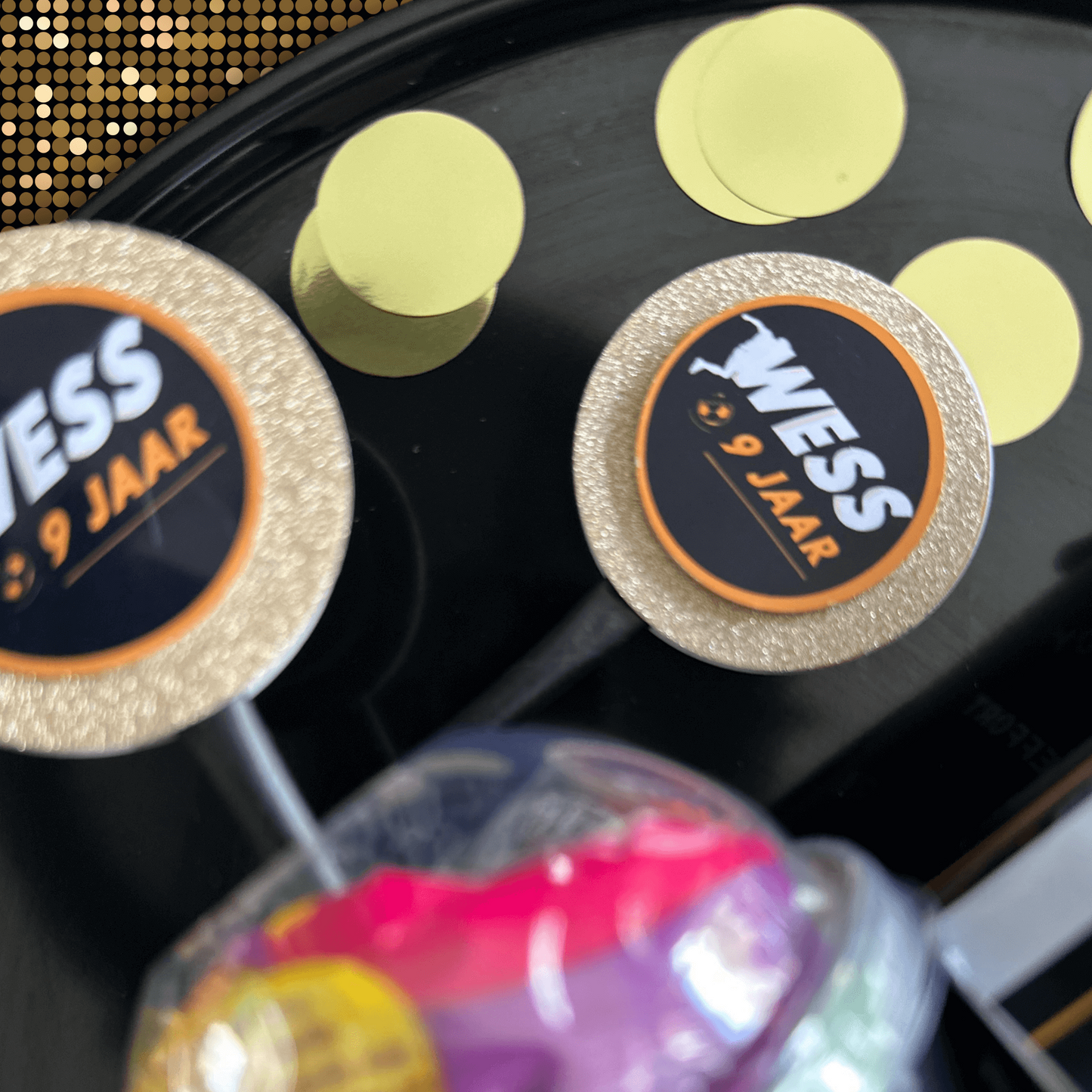 Custom golden medal topper with “Wess 9 jaar” printed for football birthday traktatie, with gold glitter effect and confetti.