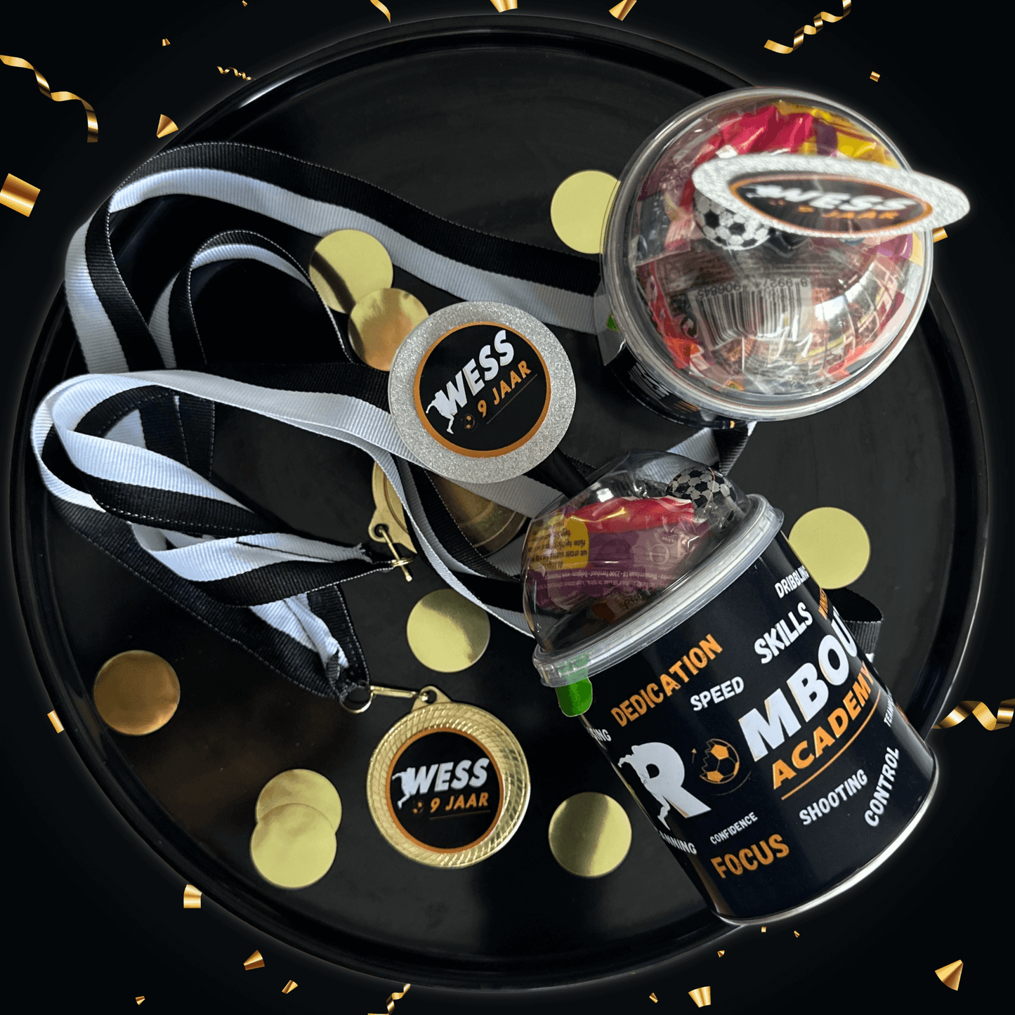 Customized football-themed birthday traktatie with medal and candy cup, featuring "Wess 9 jaar" design and confetti background.