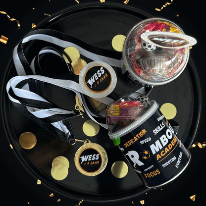 Customized football-themed birthday traktatie with medal and candy cup, featuring "Wess 9 jaar" design and confetti background.